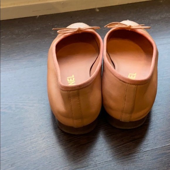 Beautiful Chanel flat with snake skin on the top - Picture 2 of 4